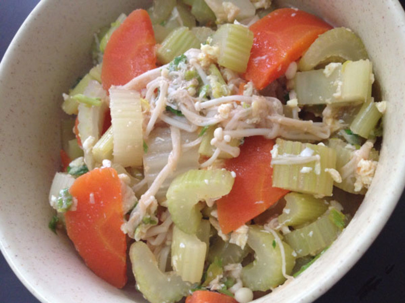 OL便当菜-清肠排毒茄汁西芹的做法