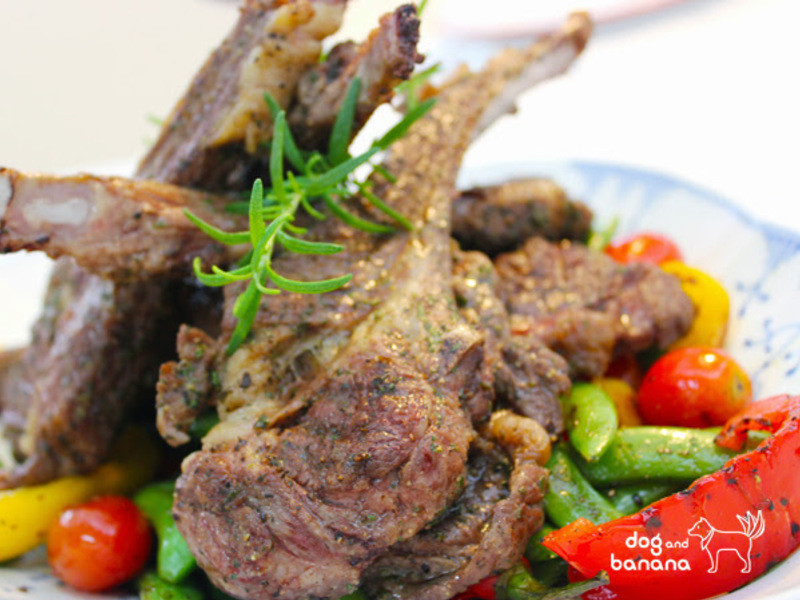 迷迭香羊排衬炙烤蔬菜的做法