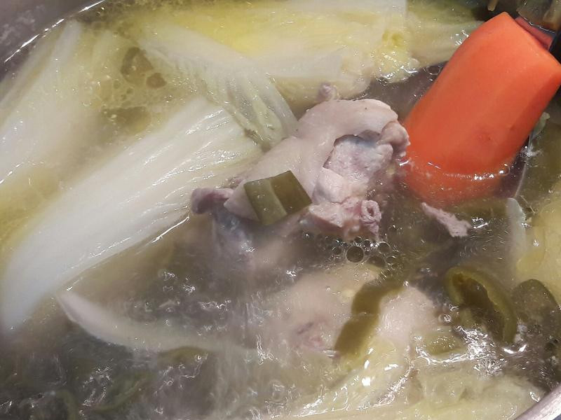 剥皮辣椒白菜鸡汤的做法