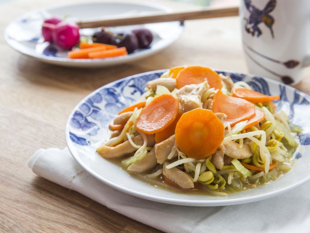 大豆芽西芹炒鸡柳的做法