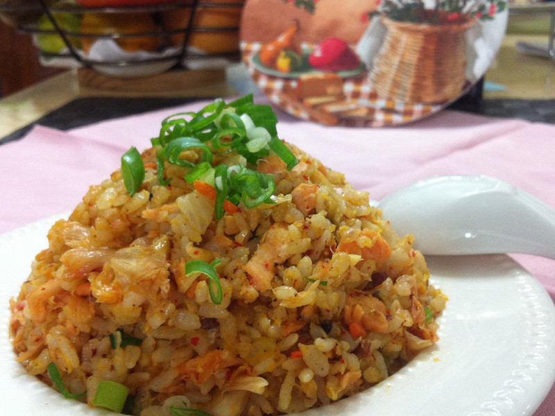 泡菜鲑鱼炒饭的做法