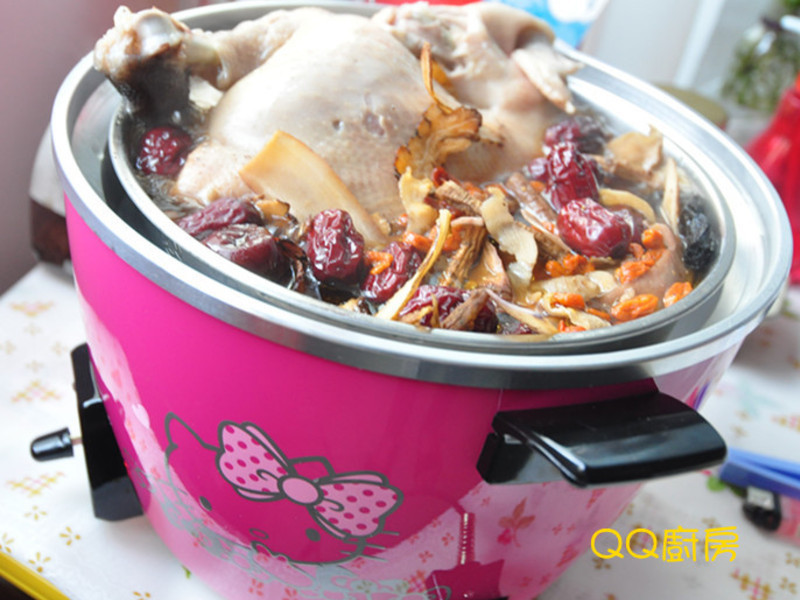 【Hello Kitty 大同电锅料理】药膳炖全鸡的做法