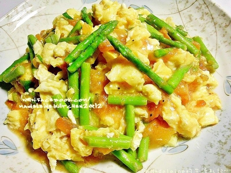 芦笋番茄炒蛋的做法