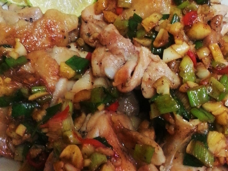 葱辣香煎鸡腿肉的做法