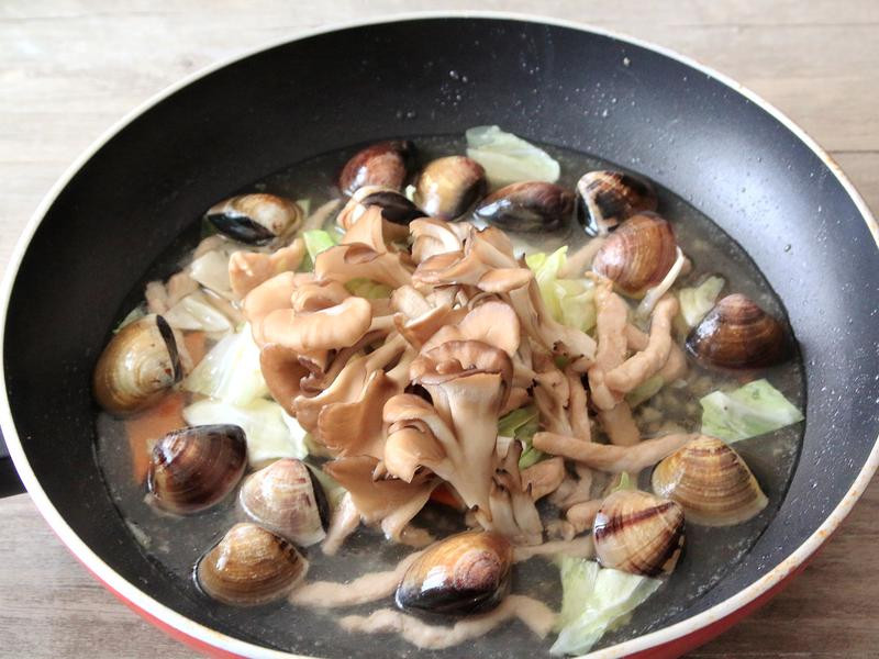 舞菇蛤蜊烩饭的做法