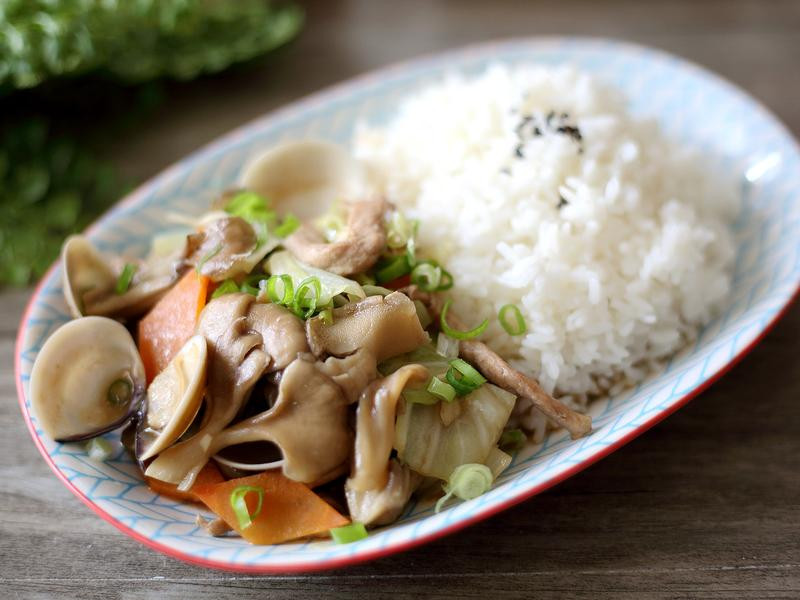 舞菇蛤蜊烩饭的做法