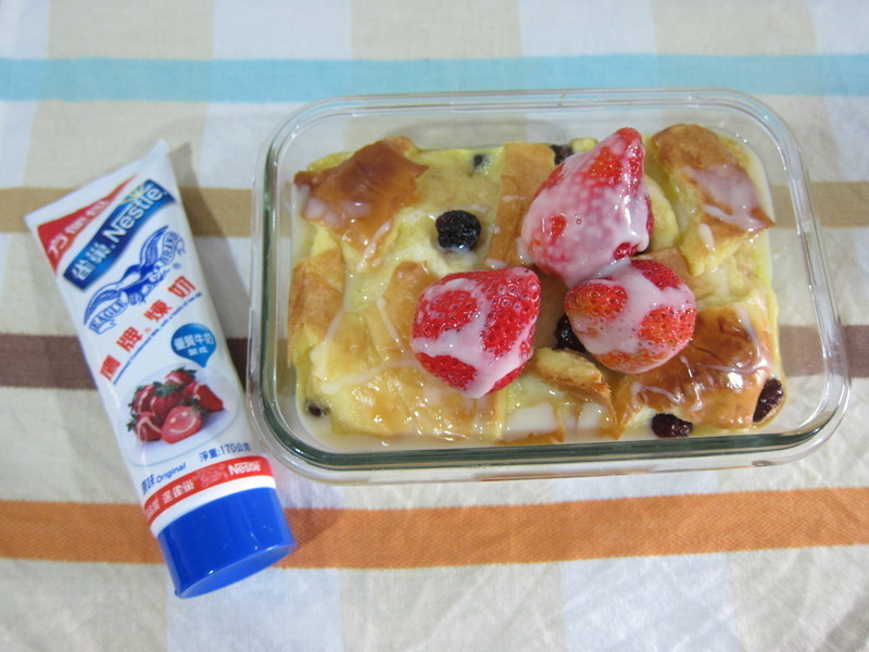 草莓烤英式布丁面包-草莓就爱鹰牌炼奶的做法