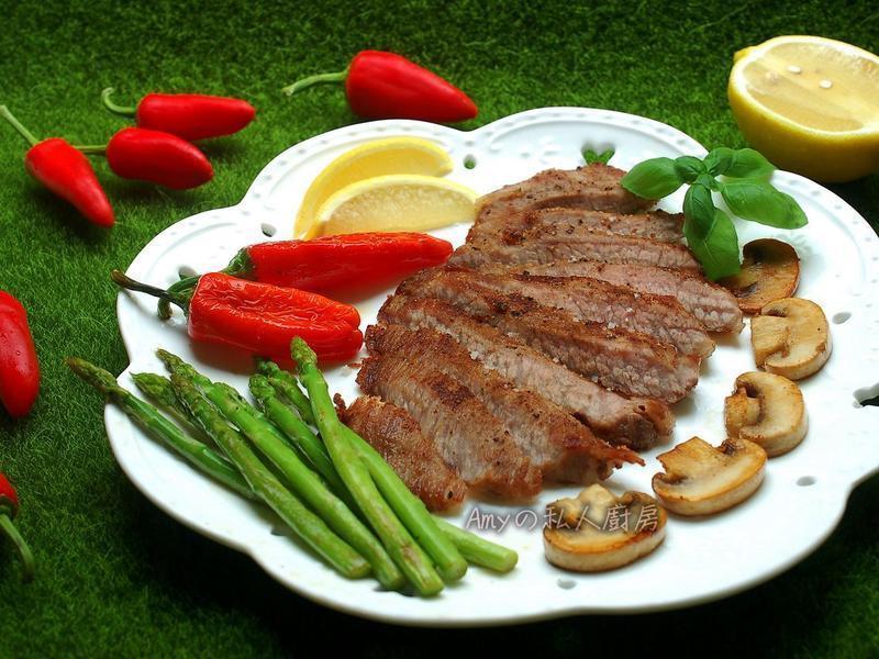 【伊比利猪霜降肉佐盐之花】的做法