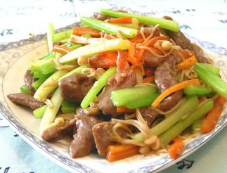 金针菇芹菜炒牛柳的做法