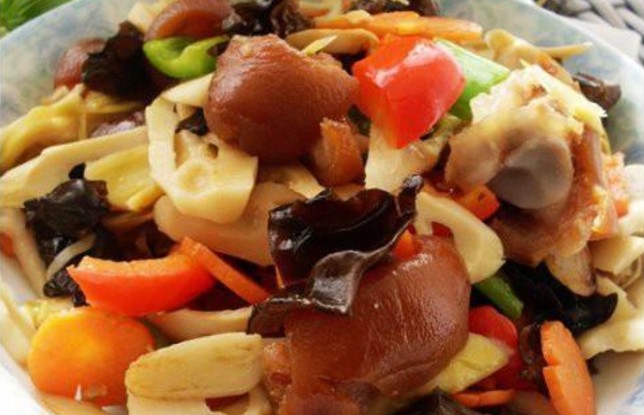 杂蔬炒猪蹄的做法