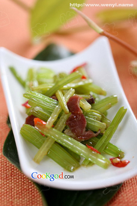 剁椒腊肉炒水芹的做法