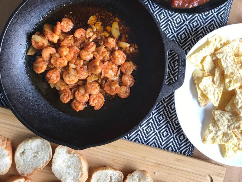 西班牙大蒜虾佐法国面包的做法