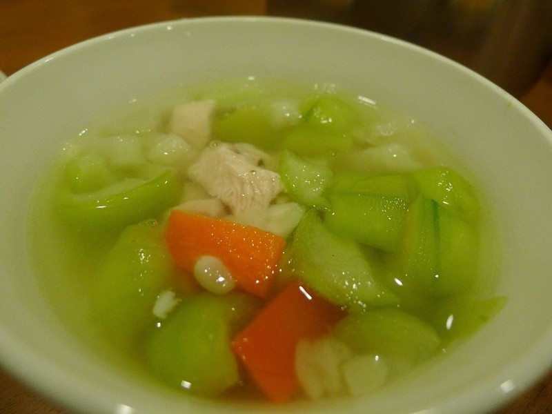 丝瓜鸡肉汤佐面线的做法