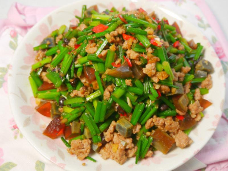 韭菜花肉末皮蛋的做法