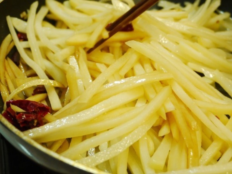 力力随意煮-醋溜马铃薯(醋溜土豆丝)的做法