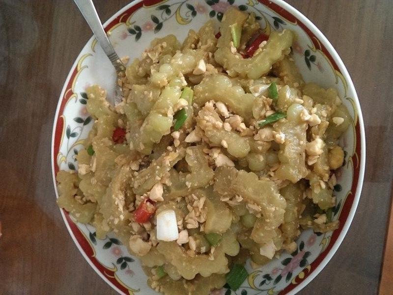 香辣苦瓜炒咸蛋的做法