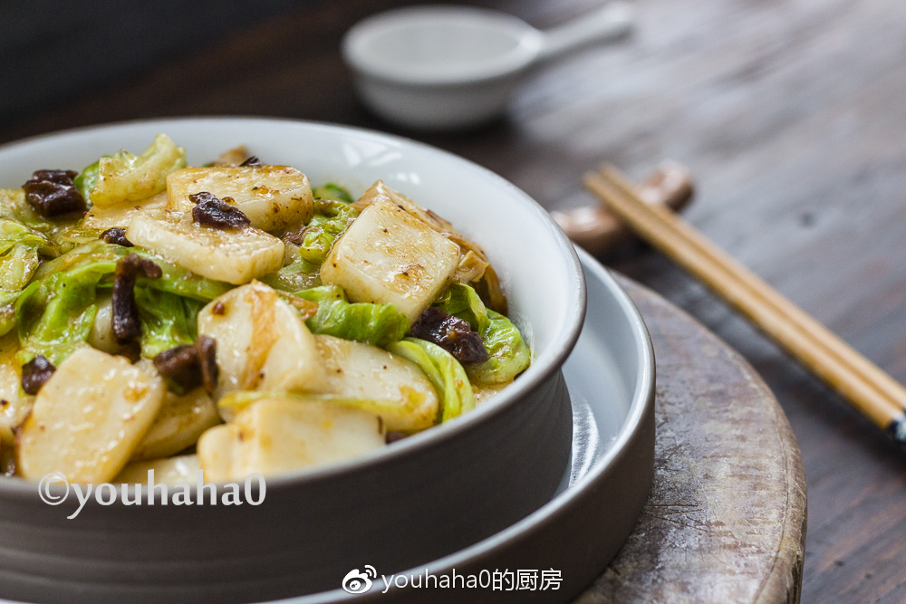 包菜炒年糕的做法