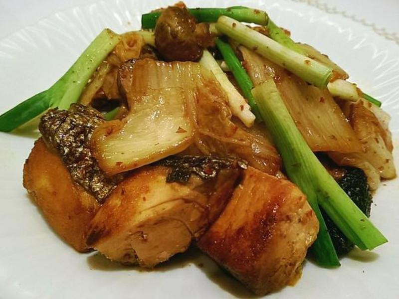 泡菜烧鲑鱼的做法