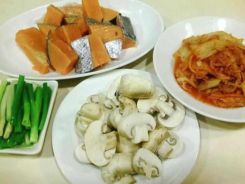 泡菜烧鲑鱼的做法