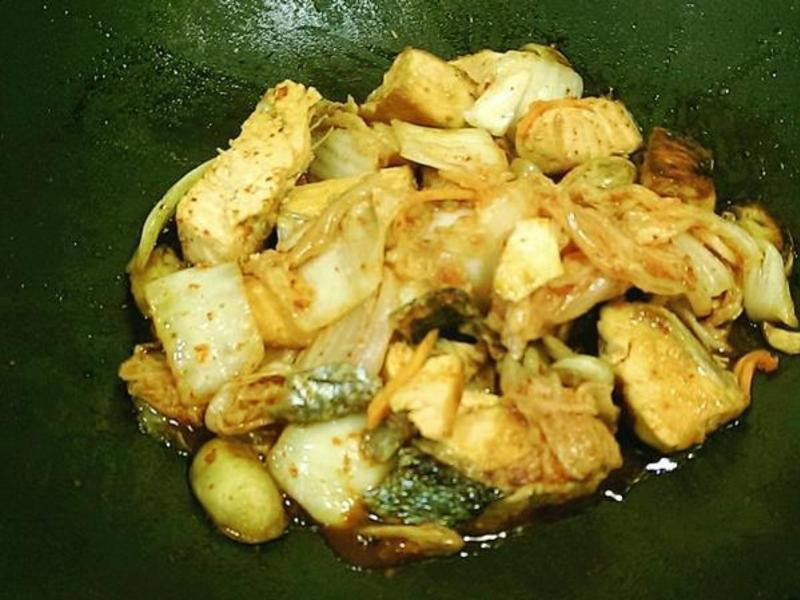 泡菜烧鲑鱼的做法