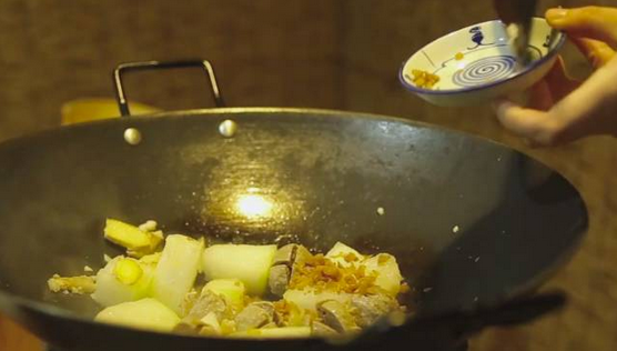 ����˸��˶��ϵ�����