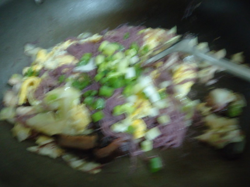 ţͷ�ƺ�����ﳴ���ĵع��׷۵�����