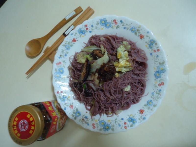 ţͷ�ƺ�����ﳴ���ĵع��׷۵�����