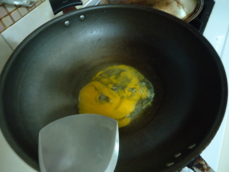 ţͷ�ƺ�����ﳴ���ĵع��׷۵�����