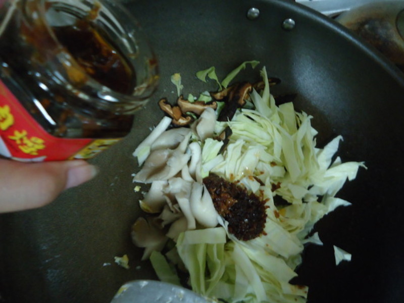 ţͷ�ƺ�����ﳴ���ĵع��׷۵�����