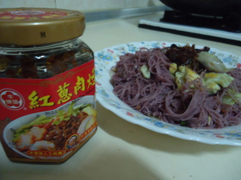 ţͷ�ƺ�����ﳴ���ĵع��׷۵�����