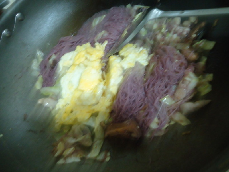 ţͷ�ƺ�����ﳴ���ĵع��׷۵�����