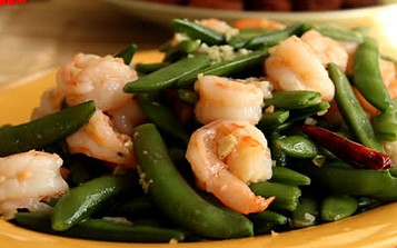 蒜香鲜虾拌甜豆的做法