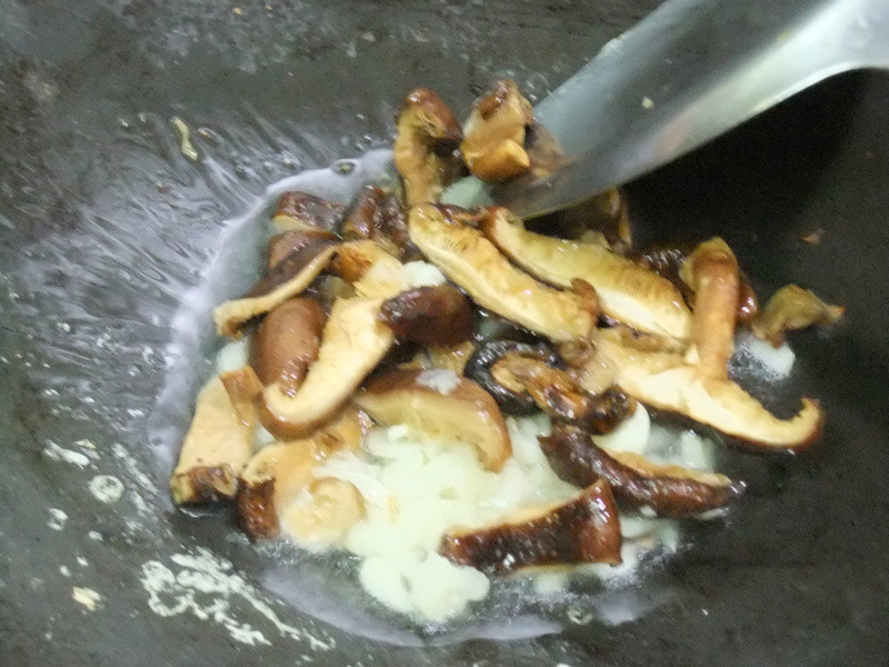 蒜味香菇炒蛇瓜的做法