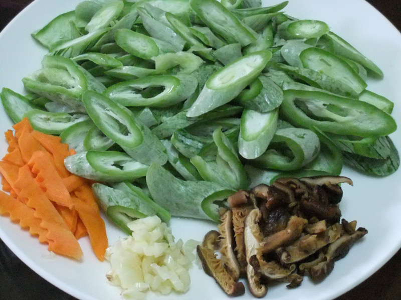 蒜味香菇炒蛇瓜的做法