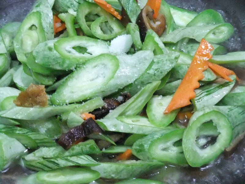 蒜味香菇炒蛇瓜的做法