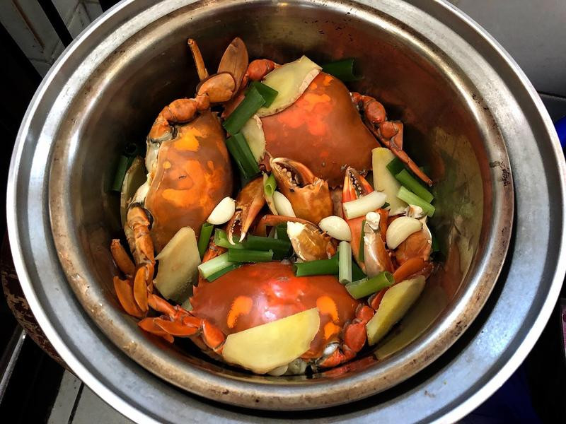 �������y������