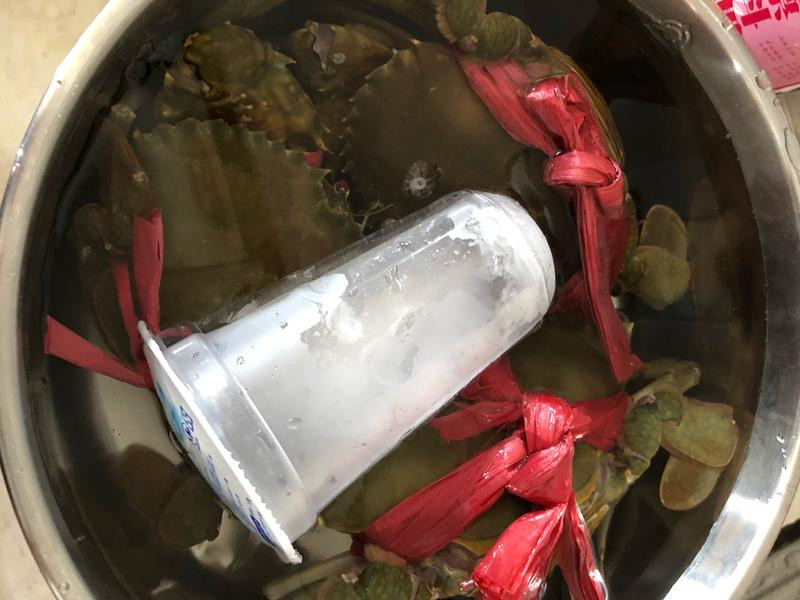 �������y������