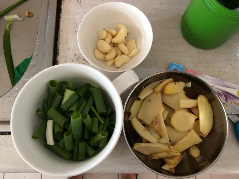 �������y������