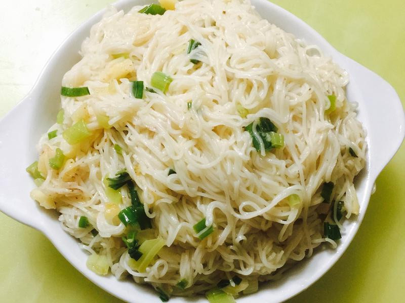 姜母鸭葱蒜面线的做法