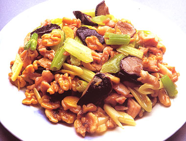 合桃炒鸡丁的做法