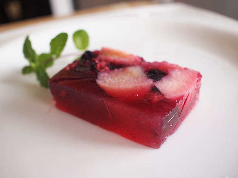 白桃野莓白酒冻的做法