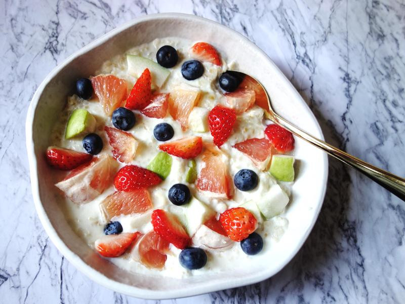 新鲜当令水果燕麦粥的做法