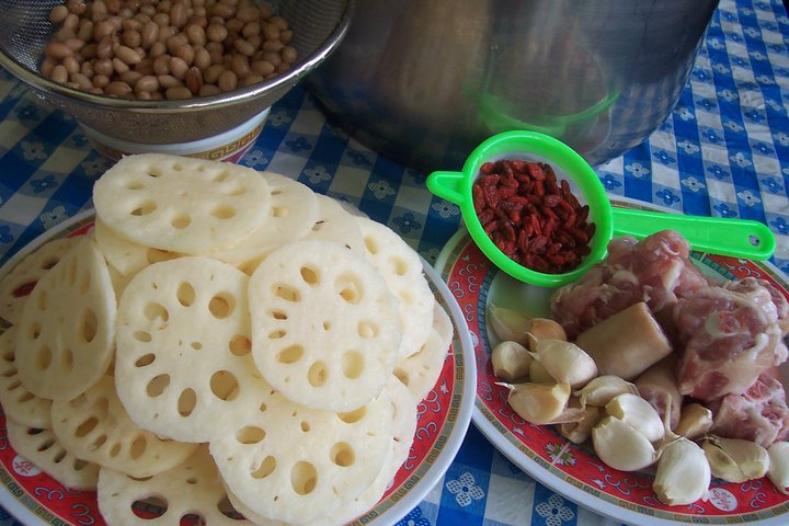 莲藕花生猪尾汤。的做法