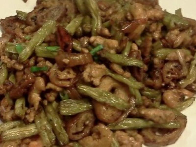 肥肠干煸敏豆的做法