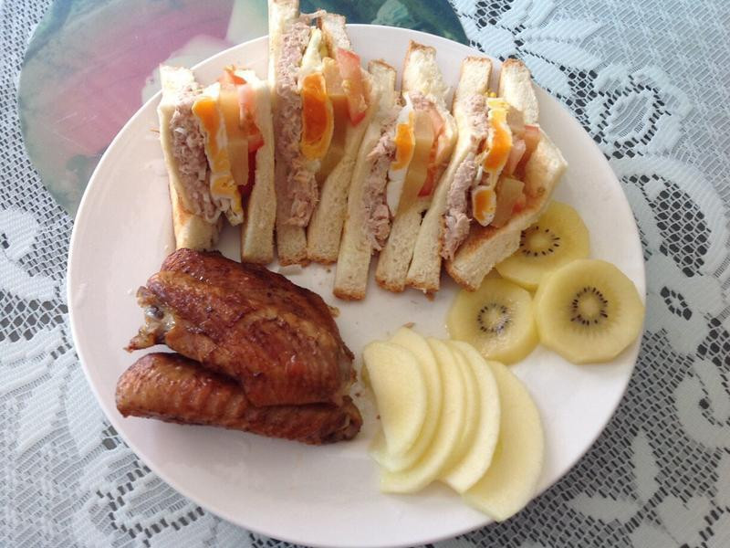 鲔鱼蛋凤梨番茄吐司的做法