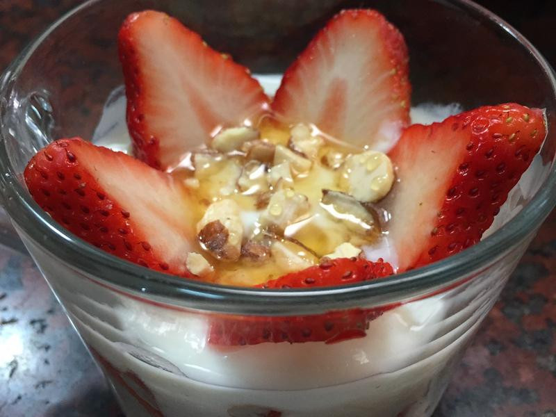 草莓蜂蜜优格杯的做法