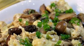 三菇炒鸡蛋的做法