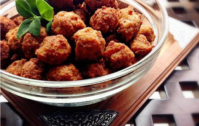 酥炸猪肉丸子的做法