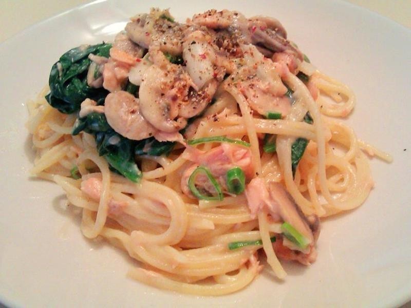 奶油白酱鲑鱼菠菜义大利面的做法