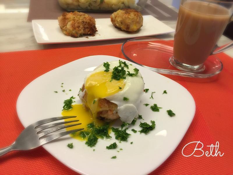 烟燻鲑鱼马铃薯饼佐水波蛋 - 早午餐的做法